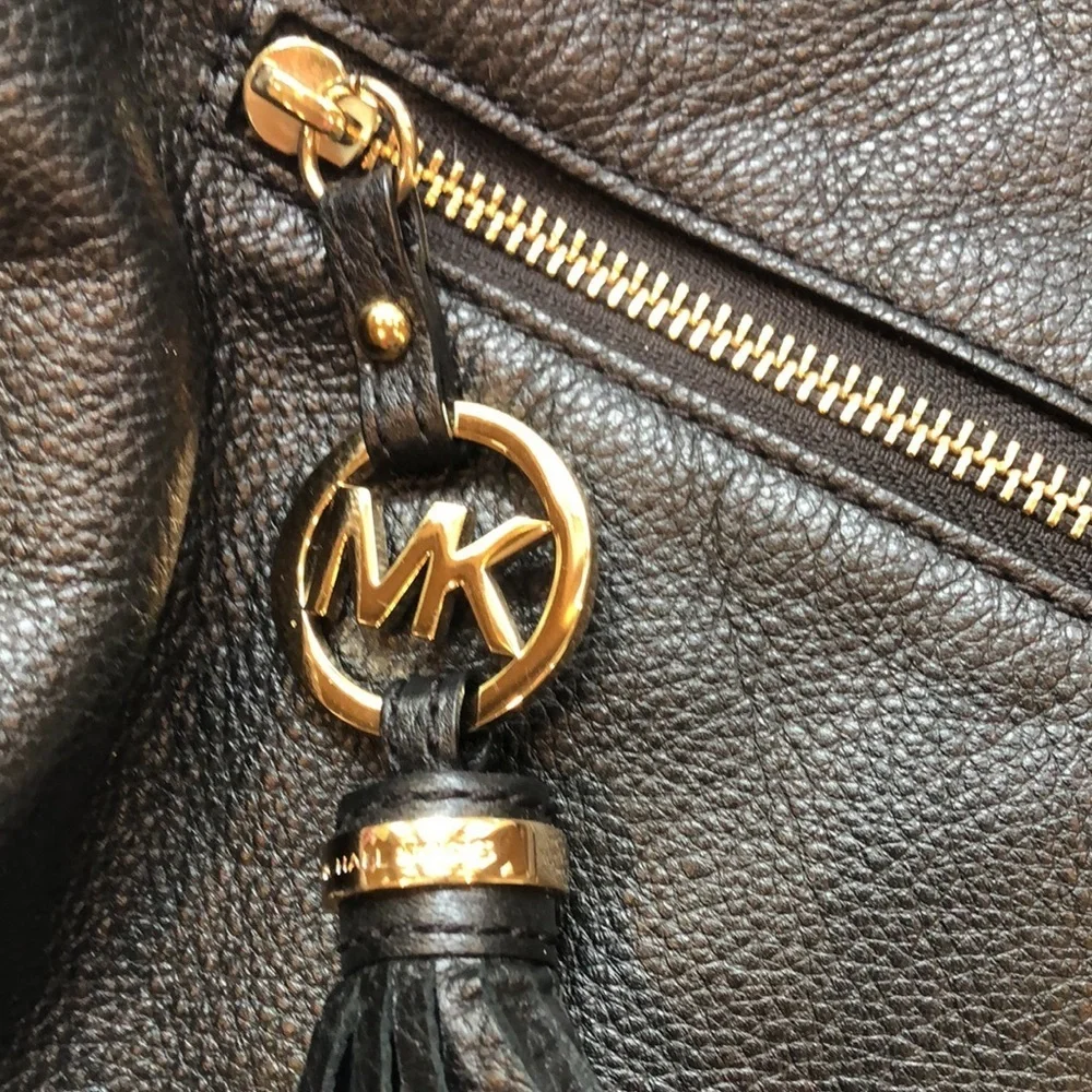 MICHAEL MICHAEL KORS BLACK PEBBLE LEATHER CHARM TASSEL HOBO SHOULDER BAG EUC